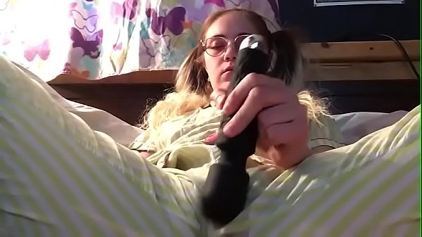Xxx video novinha de pijama listrado se masturbando com o vibrador na buceta