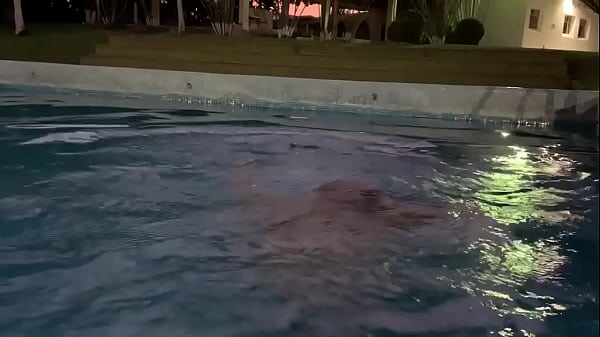 Mulher Nua Na Piscina