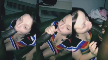 Amadora branquinha chupa piroca preta em vídeo caseiro