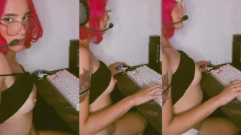 Gamer exibe peitinhos durante live no Privacy