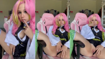 Influenciadora em cosplay mostra momento íntimo se masturbando nua