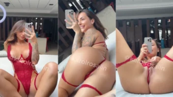 Karol Rosalin expõe a buceta em lingerie vermelha e levanta questões de privacy