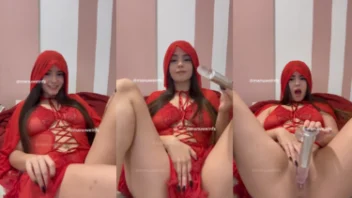 Manu Weinf do Privacy se masturba com consolo em vídeo íntimo