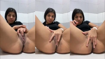 Novinha fazendo siririca gostosa com buceta suculenta