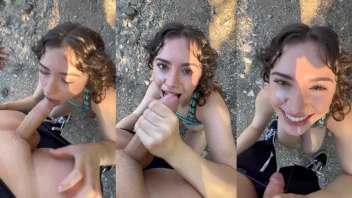 Novinha nua ajoelhada recebendo leitada na boca – apenas conteúdo exclusivo!