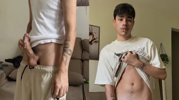 Novinho Marcus Mendes mostra o pau duro e goza na punheta