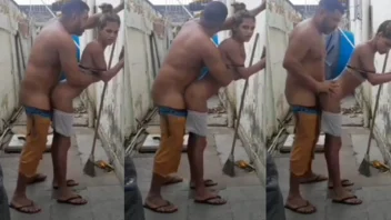 Pegadinha: Magrinha mostra a xoxota para pedreiro na obra e vaza