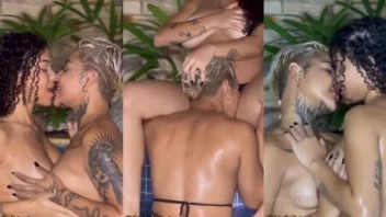 Torinha e Melissa Montagnole na beirada da piscina no Xvideos
