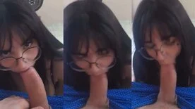 Vídeo amador: nerdzinha chupando a piroca do namorado vazado