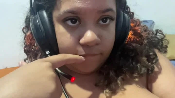 Melissa Pontes exibe seios nua no Privacy: vazamento da peituda nerd